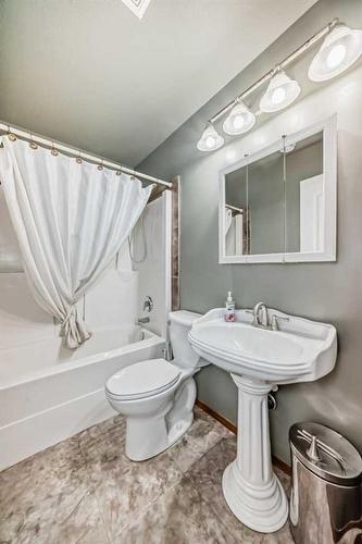 312 Jenner Crescent, Red Deer, AB - Indoor Photo Showing Bathroom