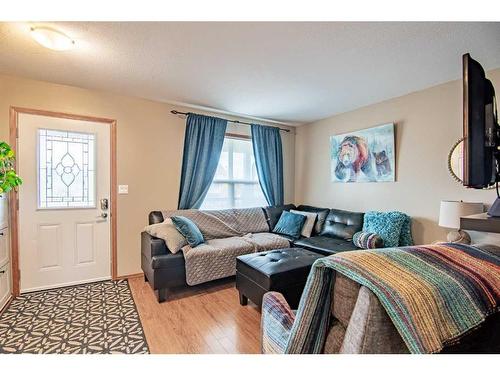 16 Mckinlay Crescent, Lacombe, AB - Indoor Photo Showing Living Room