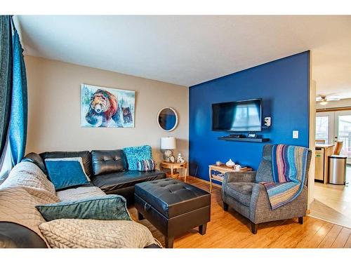 16 Mckinlay Crescent, Lacombe, AB - Indoor Photo Showing Living Room