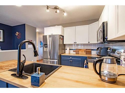 16 Mckinlay Crescent, Lacombe, AB - Indoor Photo Showing Kitchen With Double Sink