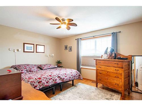 16 Mckinlay Crescent, Lacombe, AB - Indoor Photo Showing Bedroom