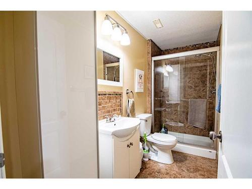 16 Mckinlay Crescent, Lacombe, AB - Indoor Photo Showing Bathroom