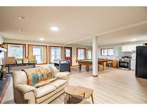 181 Grand Avenue, Norglenwold, AB - Indoor Photo Showing Living Room