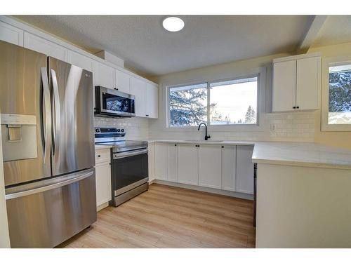 14 Spencer Street, Red Deer, AB - Indoor Photo Showing Kitchen