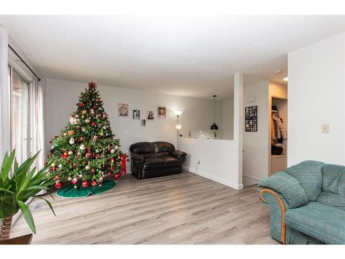 24 Gilchrist Crescent, Red Deer, AB - Indoor Photo Showing Living Room