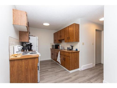 24 Gilchrist Crescent, Red Deer, AB - Indoor Photo Showing Kitchen