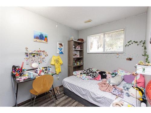 28 Gilchrist Crescent, Red Deer, AB - Indoor Photo Showing Bedroom