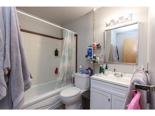 28 Gilchrist Crescent, Red Deer, AB - Indoor Photo Showing Bathroom