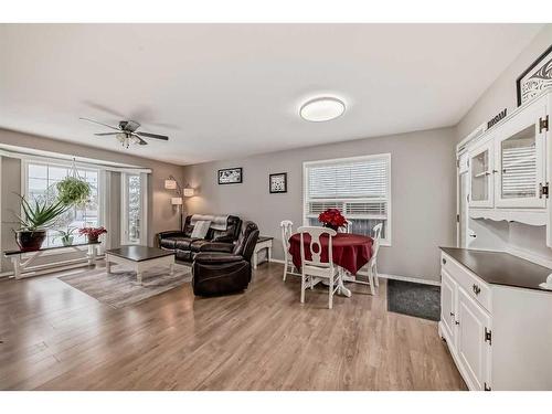 4319 55 Avenue Crescent, Innisfail, AB - Indoor Photo Showing Living Room