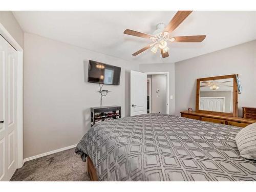 4319 55 Avenue Crescent, Innisfail, AB - Indoor Photo Showing Bedroom