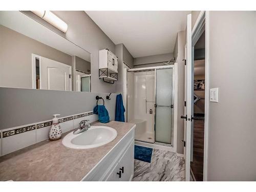 4319 55 Avenue Crescent, Innisfail, AB - Indoor Photo Showing Bathroom