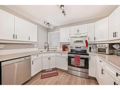 4319 55 Avenue Crescent, Innisfail, AB - Indoor Photo Showing Kitchen With Double Sink