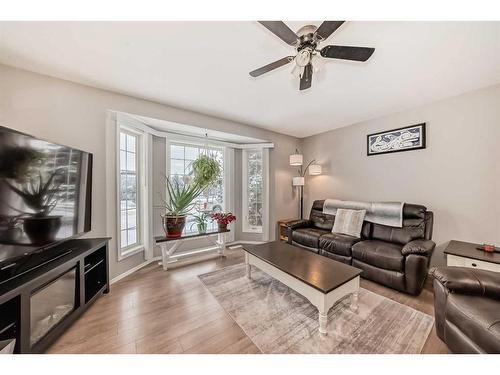 4319 55 Avenue Crescent, Innisfail, AB - Indoor Photo Showing Living Room