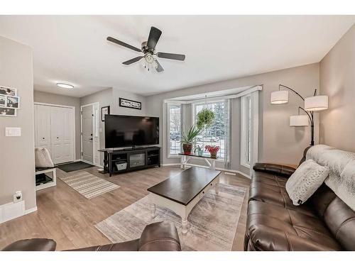 4319 55 Avenue Crescent, Innisfail, AB - Indoor Photo Showing Living Room