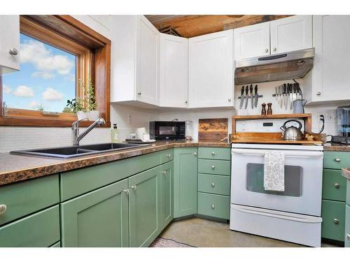 433008 Rr#25, Rural Ponoka County, AB - Indoor Photo Showing Kitchen With Double Sink