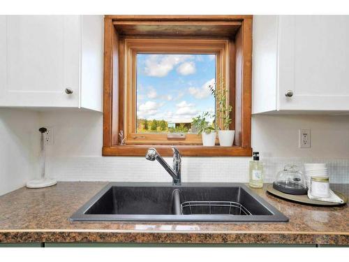 433008 Rr#25, Rural Ponoka County, AB - Indoor Photo Showing Kitchen With Double Sink