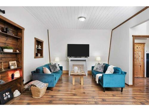 433008 Rr#25, Rural Ponoka County, AB - Indoor Photo Showing Living Room