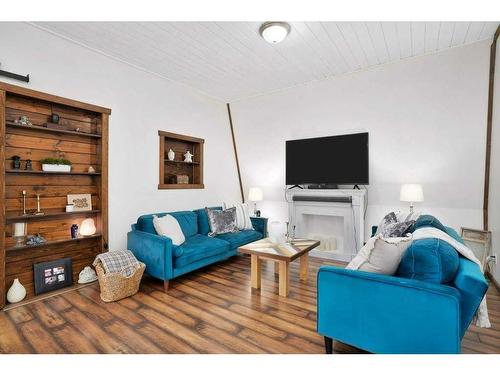 433008 Rr#25, Rural Ponoka County, AB - Indoor Photo Showing Living Room