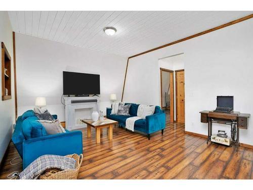 433008 Rr#25, Rural Ponoka County, AB - Indoor Photo Showing Living Room