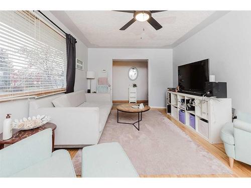 3927 40A Avenue, Red Deer, AB - Indoor Photo Showing Living Room