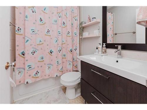 3927 40A Avenue, Red Deer, AB - Indoor Photo Showing Bathroom