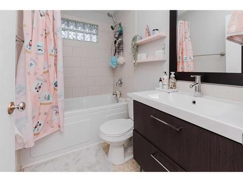 3927 40A Avenue, Red Deer, AB - Indoor Photo Showing Bathroom