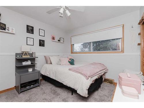 3927 40A Avenue, Red Deer, AB - Indoor Photo Showing Bedroom