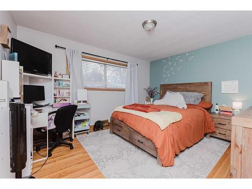 3927 40A Avenue, Red Deer, AB - Indoor Photo Showing Bedroom