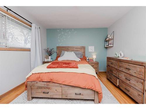 3927 40A Avenue, Red Deer, AB - Indoor Photo Showing Bedroom