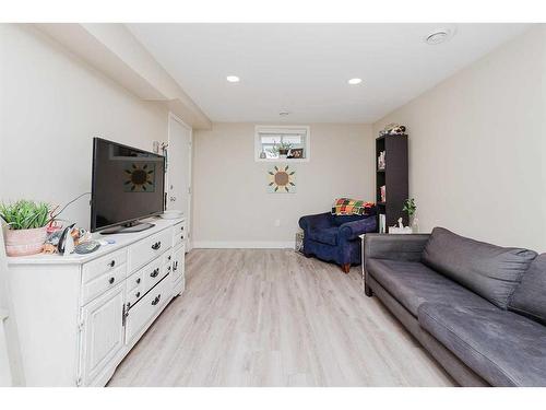 3927 40A Avenue, Red Deer, AB - Indoor Photo Showing Living Room