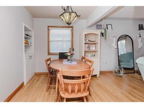 3927 40A Avenue, Red Deer, AB - Indoor Photo Showing Dining Room