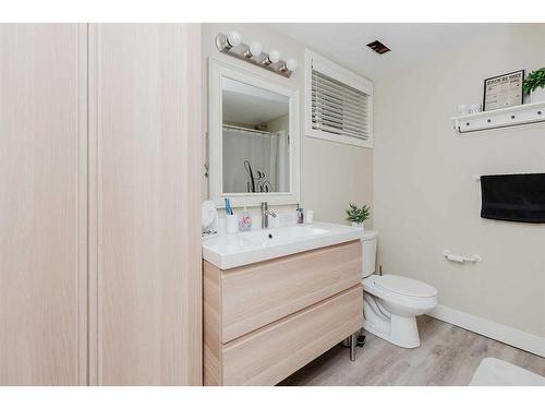 3927 40A Avenue, Red Deer, AB - Indoor Photo Showing Bathroom