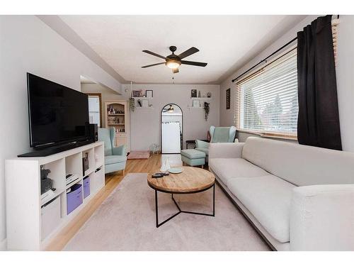 3927 40A Avenue, Red Deer, AB - Indoor Photo Showing Living Room