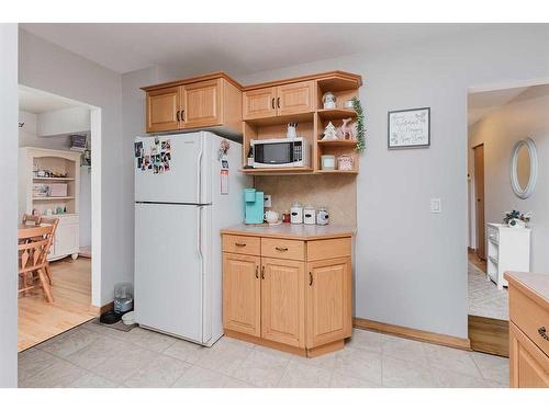 3927 40A Avenue, Red Deer, AB - Indoor Photo Showing Kitchen