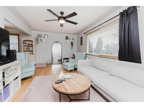 3927 40A Avenue, Red Deer, AB - Indoor Photo Showing Living Room