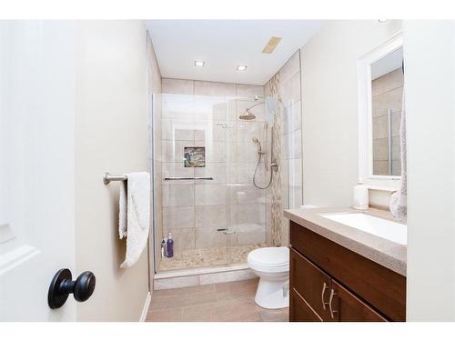 67 Burris Pointe, Lacombe, AB - Indoor Photo Showing Bathroom