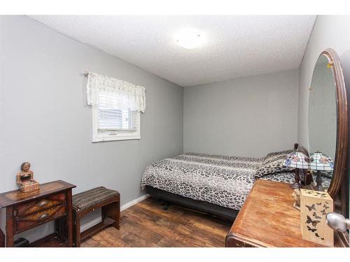 4752 41 Street Crescent, Innisfail, AB - Indoor Photo Showing Bedroom