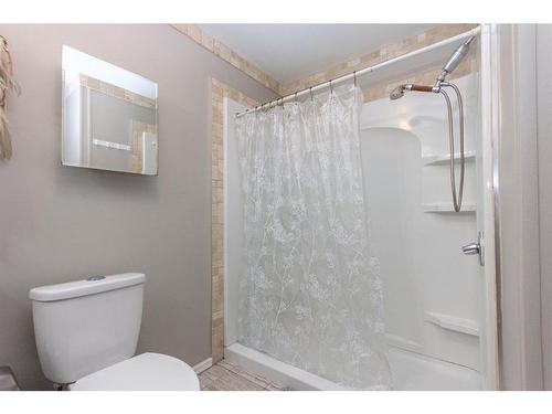 4752 41 Street Crescent, Innisfail, AB - Indoor Photo Showing Bathroom