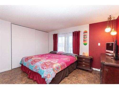 4752 41 Street Crescent, Innisfail, AB - Indoor Photo Showing Bedroom