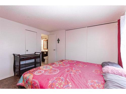 4752 41 Street Crescent, Innisfail, AB - Indoor Photo Showing Bedroom