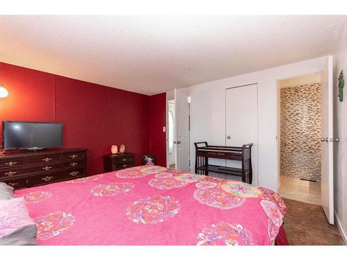 4752 41 Street Crescent, Innisfail, AB - Indoor Photo Showing Bedroom