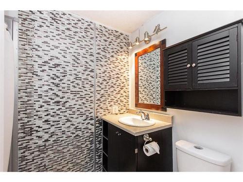 4752 41 Street Crescent, Innisfail, AB - Indoor Photo Showing Bathroom