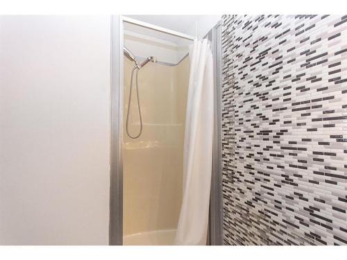 4752 41 Street Crescent, Innisfail, AB -  Photo Showing Bathroom