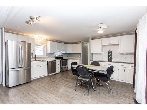 4752 41 Street Crescent, Innisfail, AB - Indoor Photo Showing Kitchen