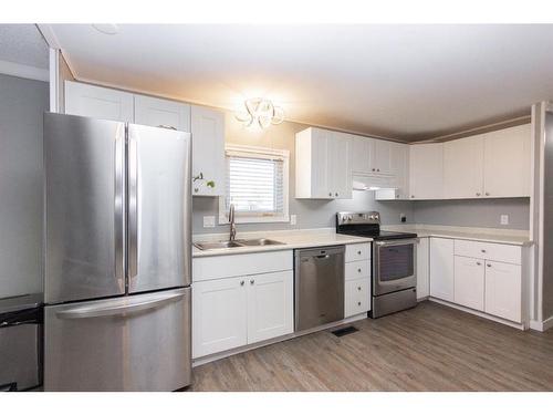 4752 41 Street Crescent, Innisfail, AB - Indoor Photo Showing Kitchen With Double Sink