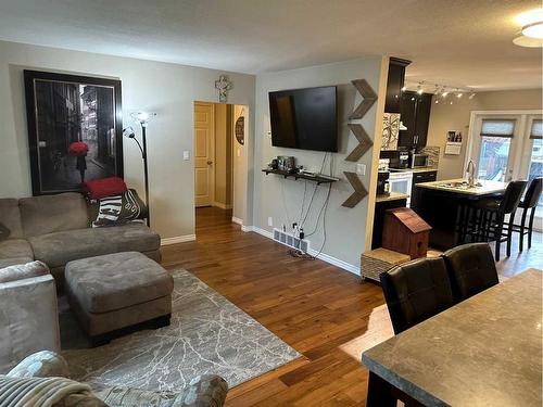 5113 51 Street, Castor, AB - Indoor Photo Showing Living Room