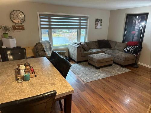 5113 51 Street, Castor, AB - Indoor Photo Showing Living Room