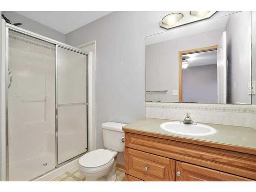 15 Hagerman Road, Sylvan Lake, AB - Indoor Photo Showing Bathroom