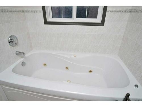 15 Hagerman Road, Sylvan Lake, AB - Indoor Photo Showing Bathroom