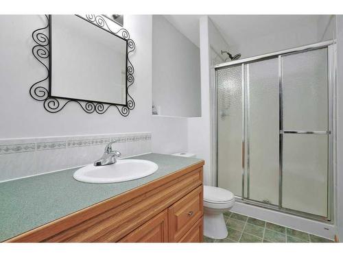 15 Hagerman Road, Sylvan Lake, AB - Indoor Photo Showing Bathroom